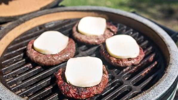 бургер-гриль с сочным баклажаном