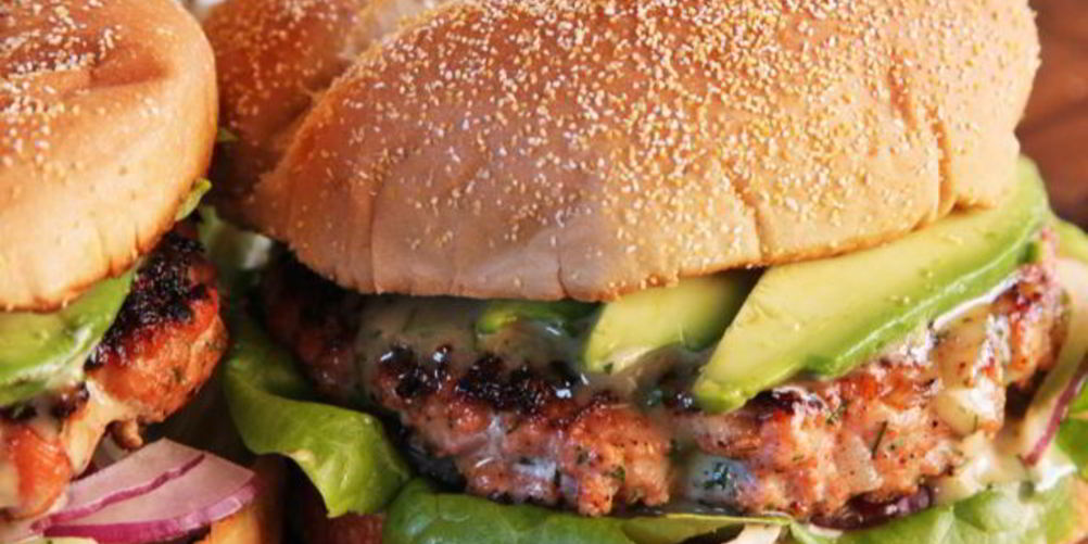 Рецепт бургера с говядиной и заправкой из натурального йогурта