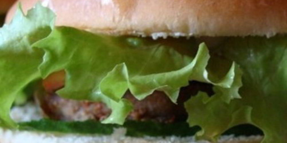 Рецепт бургера с говяжьей котлетой и маринованными огурчиками