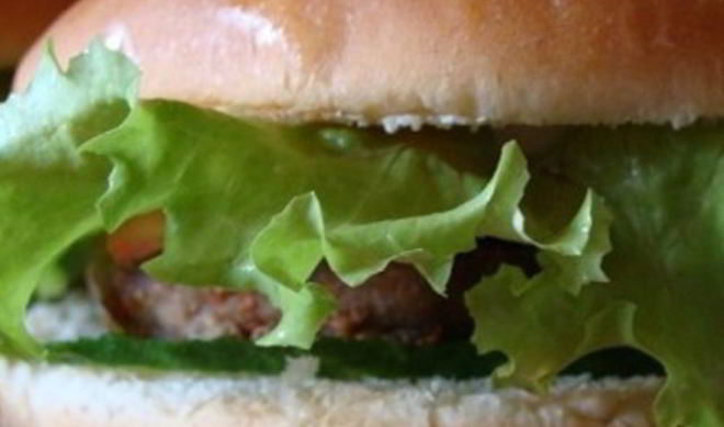 Бургер с говяжьей котлетой и маринованными огурчиками