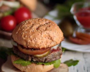 Бургер с гречневой котлетой, кинзой и жареным луком