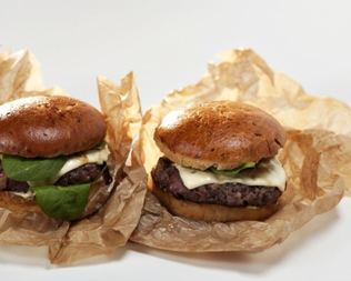 Бургер с луковым конфитюром и соусом блю-чиз