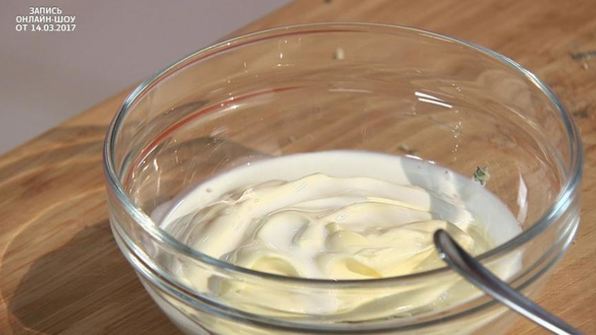 бургер с луковым конфитюром и соусом блю-чиз