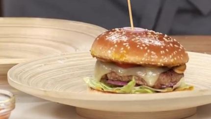 Бургер с цесаркой и медовым соусом