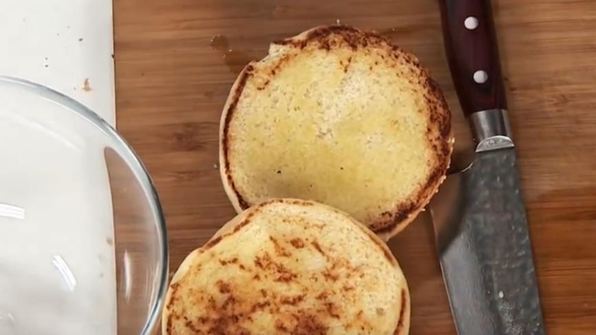 бургер с цесаркой и медовым соусом