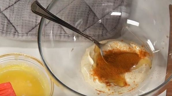 бургер с цесаркой и медовым соусом