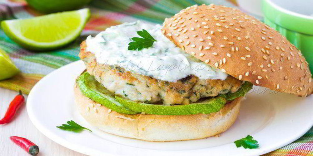 Рецепт домашнего чикенбургера с цукини и соусом цацики