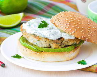 Домашний чикенбургер с цукини и соусом цацики