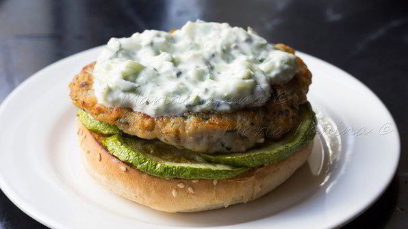 домашний чикенбургер с цукини и соусом цацики