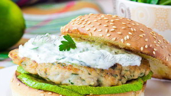 домашний чикенбургер с цукини и соусом цацики