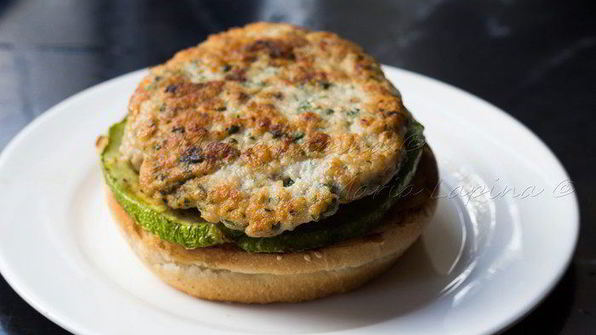 домашний чикенбургер с цукини и соусом цацики