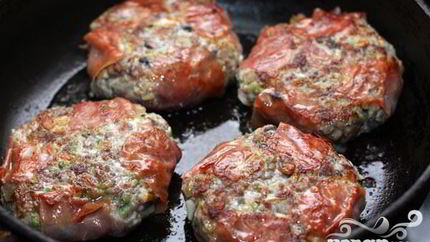 Гамбургер с белыми грибами