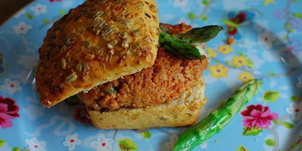 Рецепт гамбургеров с горгонзолоя и спаржея