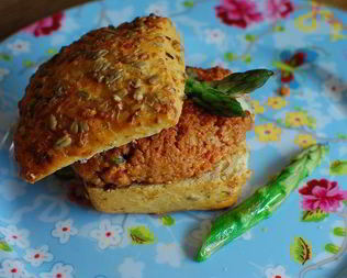 Гамбургеры с горгонзолой и спаржей