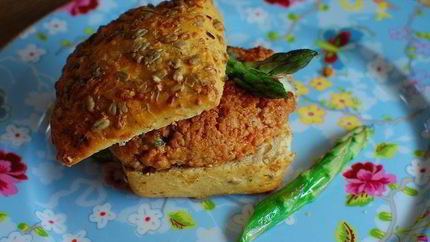 Гамбургеры с горгонзолой и спаржей