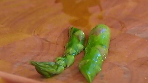 гамбургеры с горгонзолой и спаржей