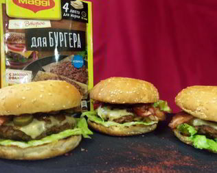 Говяжий бургер с карамелизованным луком, беконом и гаудой