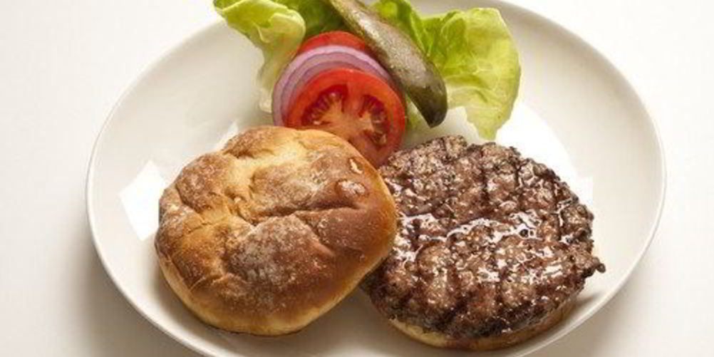 Рецепт подкопченых гамбургеров с сыром и беконом на гриле