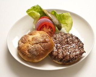 Подкопченые гамбургеры с сыром и беконом на гриле