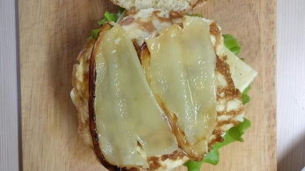 сочный бургер с омлетом