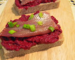 Бутерброд с горчичной селедкой и свеклой