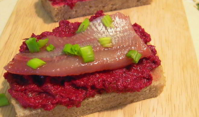 Бутерброд с горчичной селедкой и свеклой