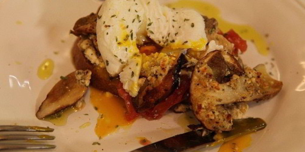 Рецепт бутерброда с грибами, помидором и яйцом пашот