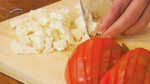 бутерброд с грибами, помидором и яйцом пашот