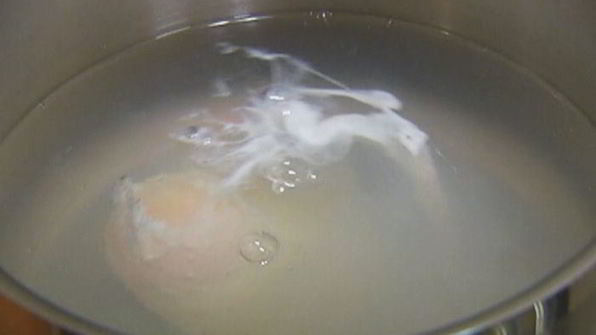 бутерброд с грибами, помидором и яйцом пашот