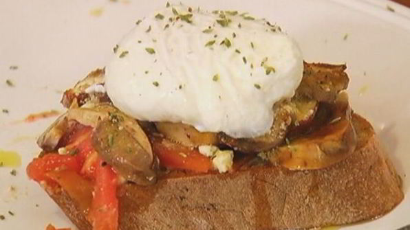 бутерброд с грибами, помидором и яйцом пашот