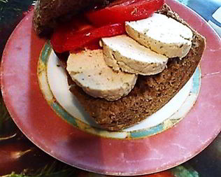 Бутерброд с индюшиной колбасой