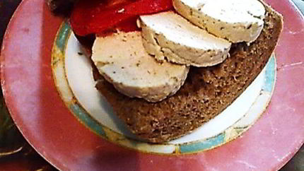 Бутерброд с индюшиной колбасой