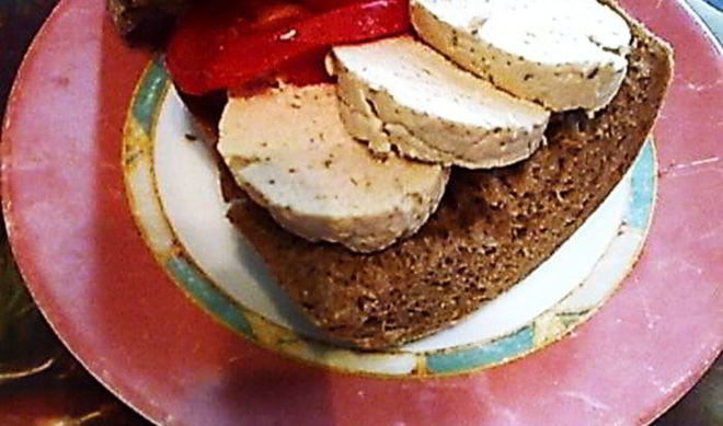 Бутерброд с индюшиной колбасой