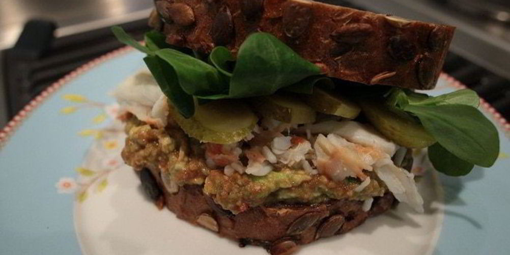 Рецепт бутерброда с крабами и авокадо