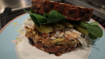 Бутерброд с крабами и авокадо