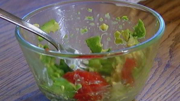 бутерброд с крабами и авокадо