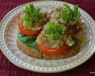 Бутерброд с томатами и анчоусной заправкой