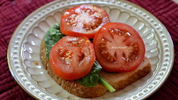 бутерброд с томатами и анчоусной заправкой