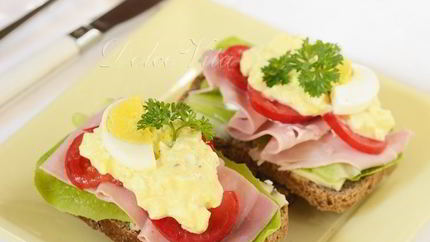 Бутерброд с ветчиной и яичным салатом