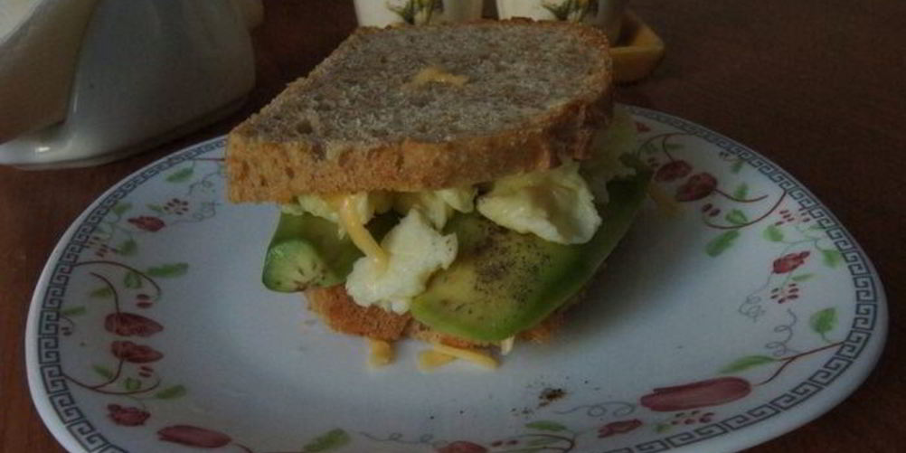 Рецепт бутерброда с яичницей-болтуньей и авокадо