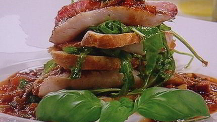 Бутерброд с жареным окунем под соусом рататуй