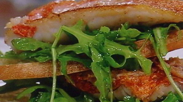 бутерброд с жареным окунем под соусом рататуй