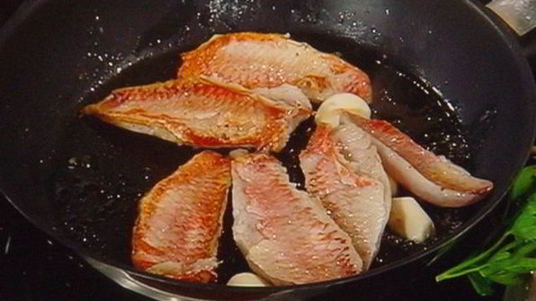 бутерброд с жареным окунем под соусом рататуй