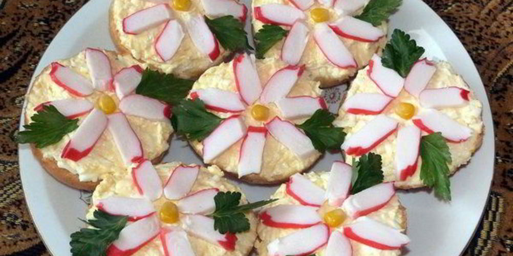 Рецепт бутербродов крабовых цветы с сыром