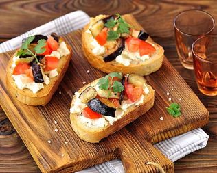 Бутерброды с баклажанами и помидорами