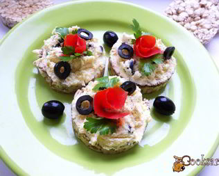 Бутерброды с домашним мягким сыром на хлебцах