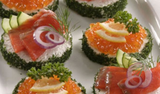 Бутерброды с красной икрой и красной рыбой