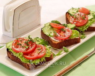 Бутерброды с мягкой брынзой и овощами