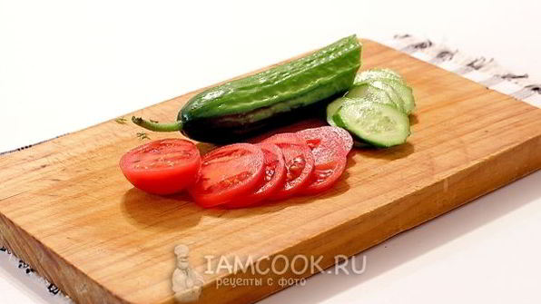 бутерброды с мягкой брынзой и овощами