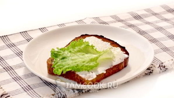 бутерброды с мягкой брынзой и овощами